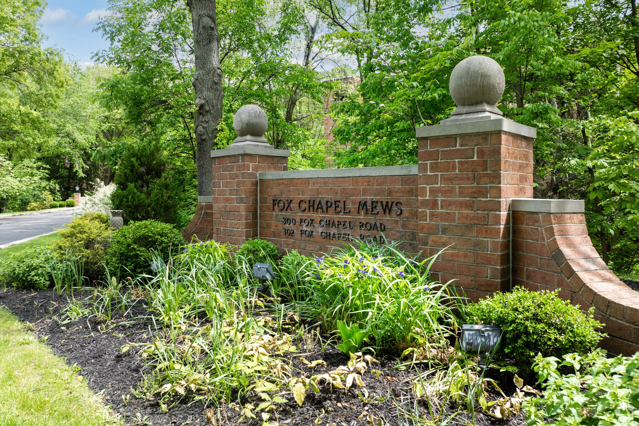 Fox Chapel Mews entrance sign